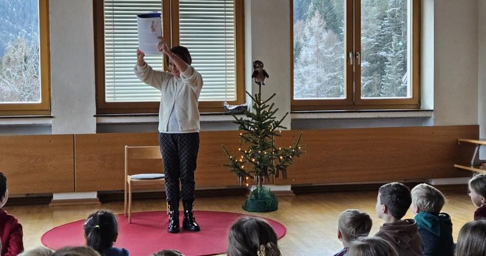 Autorin zeigt Nikolausbild her