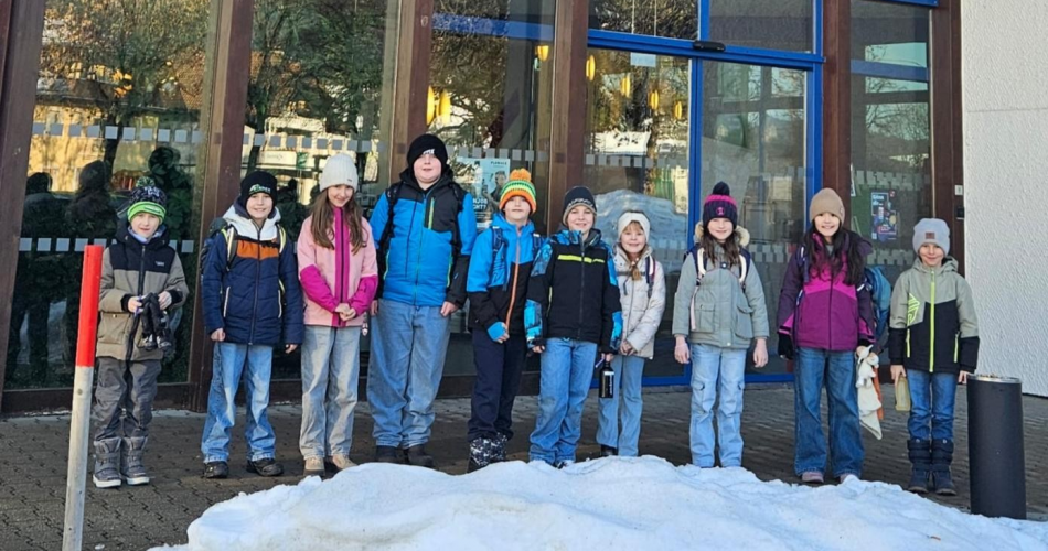 Schüler stehen vor der Wirtschaftskammer