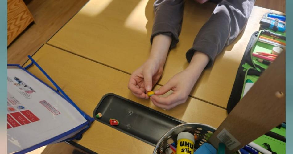 Collage mit Kinder die Lebensmittel blinder  erriechen, ertasten oder essen 
