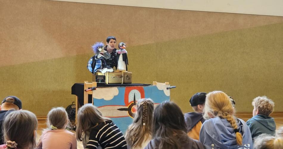 Kinderkabarettistin Tanja Ghetta  mit ihren Handpuppen Fredl Semmelknodel und Pinguin Freezy